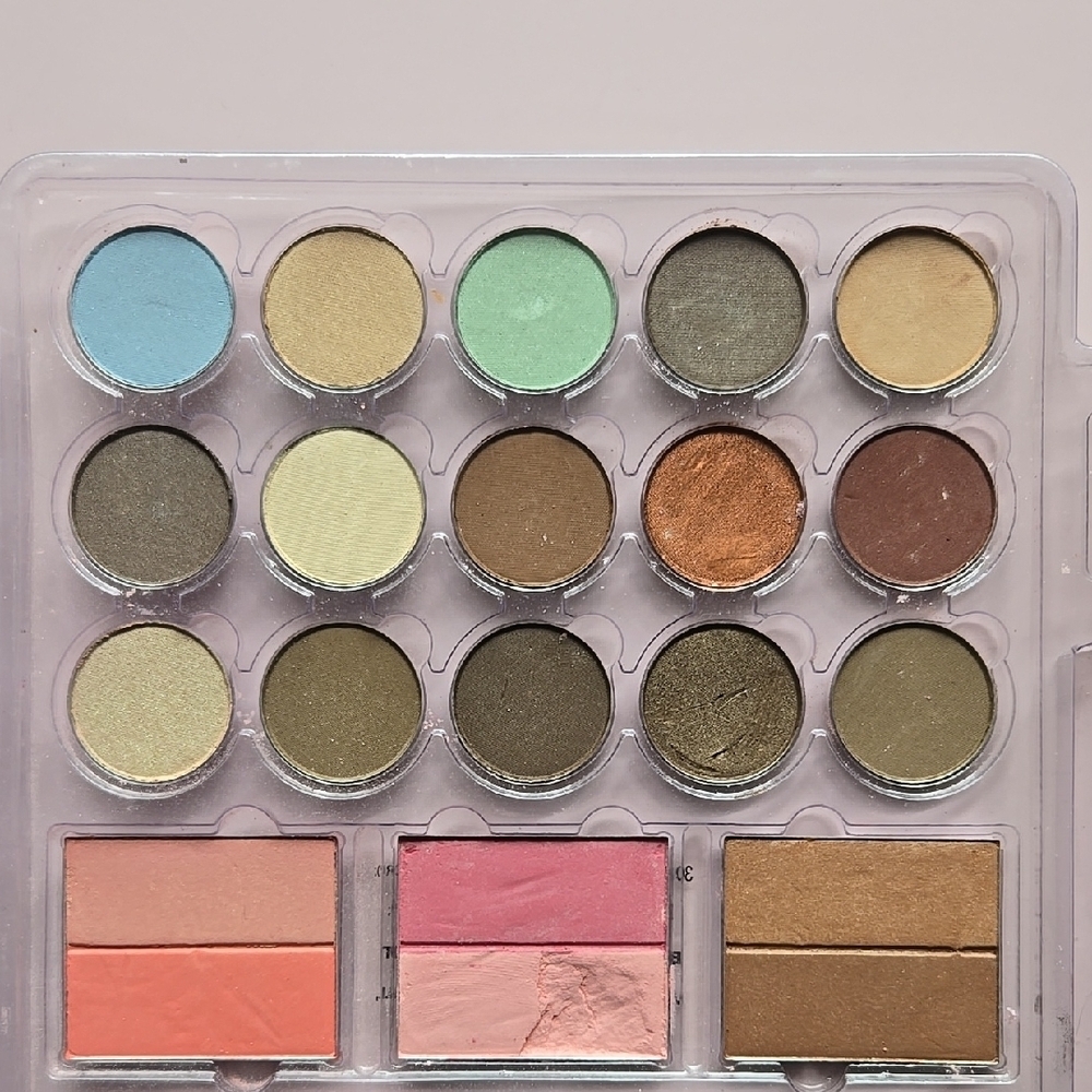 "The Color Workshop" brand Makeup palette. Very large variety of Shades! - Picture 7 of 10